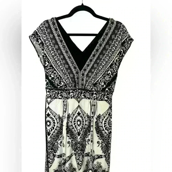 ECI NEW YORK LINED DRESS WITH BLACK AND SILVER EMBELLISHMENTS. Size 6 - Picture 4 of 10
